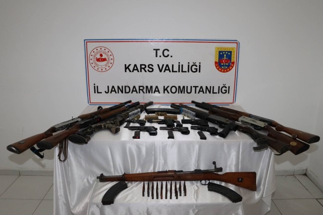 Kars’ta ruhsatsız silah ve aranan şahıslara yönelik operasyon: 11 gözaltı
