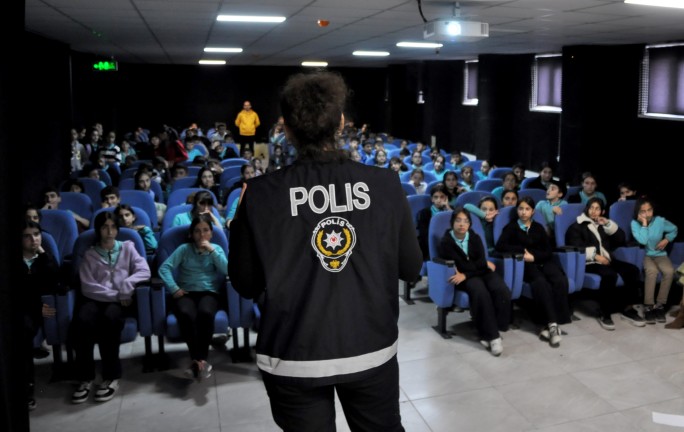 Kadın polisler, okul okul gezerek öğrencileri bilgilendiriyor