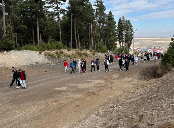 Kars’ta üniversiteliler kayak pistlerinde temizlik yaptı