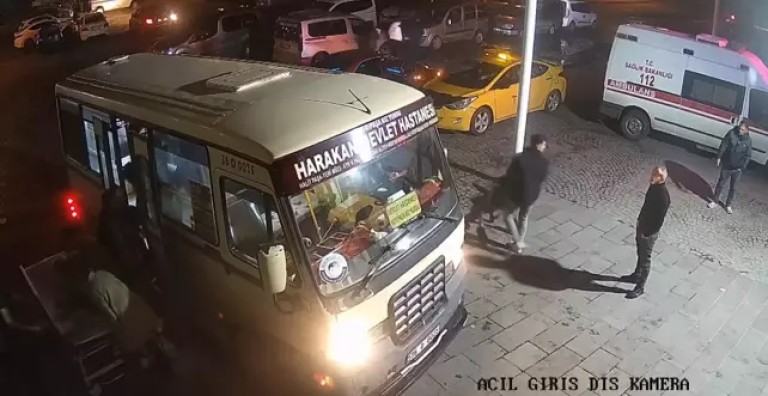 Dolmuş şoförü kalp krizi geçiren yolcusunu hastaneye yetiştirdi