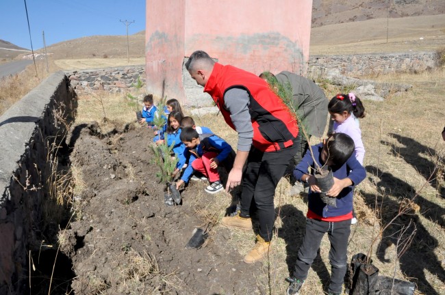 Minik öğrenciler suluklarıyla diktikleri fidanlara can suyu verdi