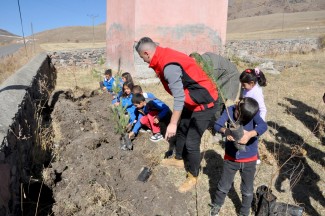 Minik öğrenciler suluklarıyla diktikleri fidanlara can suyu verdi