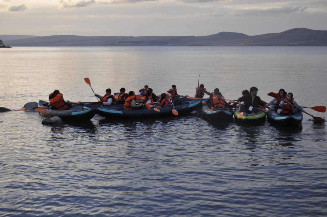 Çocuklar, Cumhuriyet Bayramını Çıldır Gölü üzerinde kutladı