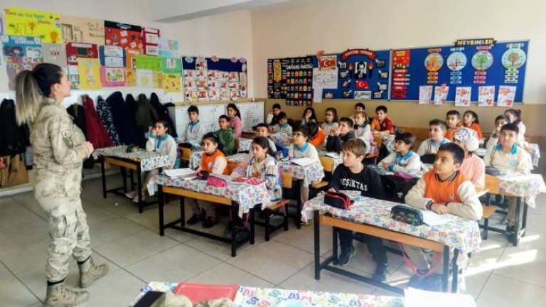 Jandarma, Minik Öğrencilere Görevlerini Tanıttı