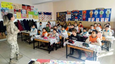 Jandarma, Minik Öğrencilere Görevlerini Tanıttı
