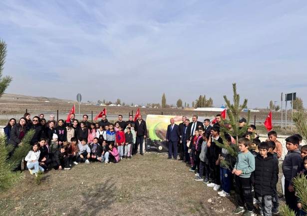 Kars’ta Milli Ağaçlandırma Günü’nde fidanlar toprakla buluşturuldu