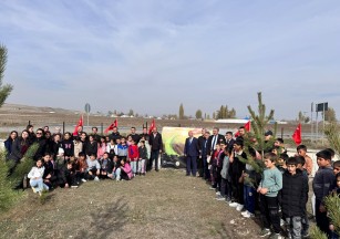 Kars’ta Milli Ağaçlandırma Günü’nde fidanlar toprakla buluşturuldu