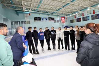 Buz Pateni Takımı sporcuları Vali Ziya Polat'ı ziyaret etti