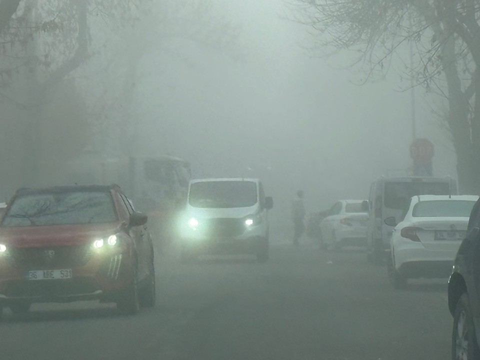 Kars’ta Yoğun Sis Etkili Oldu: Görüş Mesafesi 10 Metreye Kadar Düştü