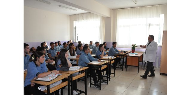 Kars'ta Duygulandıran 24 Kasım: Anne Kızdan Öğretmene 20 Yıl Sonra Ziyaret