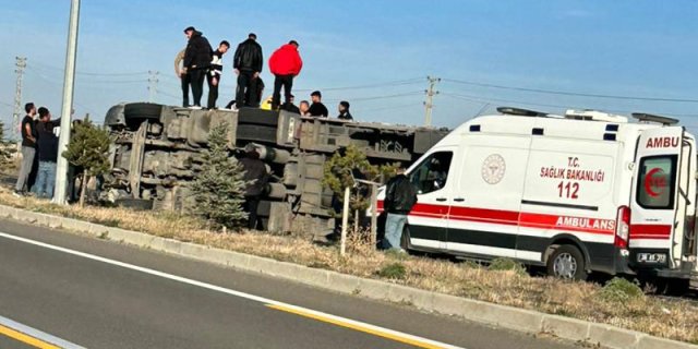 Kars'ta Feci Kaza! Yaralı Sürücü Hastanede, Yol Trafiğe Kapandı