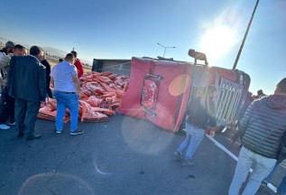Kars'ta Tır Kazası: Sürücü Yaralı, Yol Trafiğe Kapandı!Kars'ta Kaza: Tır Devrildi, Çetinbaş Hastanede, Yol Açıldı