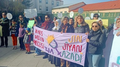 Kars'ta Kadınlar Şiddete Karşı Yürüdü: Barış ve Mücadele Çağrısı