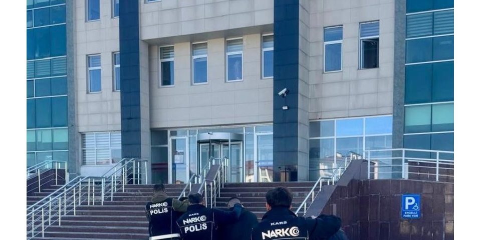 Kars'ta Metamfetamin Baskını: 2 Torbacı Tutuklandı, Uyuşturucu Alarmı
