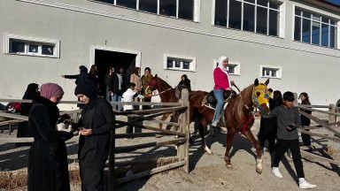 Kars'ta yurt öğrencileri at binme heyecanı yaşadı