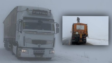 Kars-Göle Karayolunda Yoğun Sis ve Kar Yağışı: Ekipler Yol Küreme ve Tuzlama Çalışması Yaptı