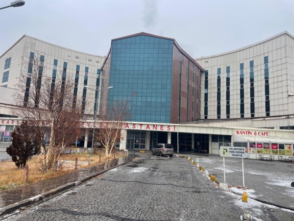 Kars Harakani Devlet Hastanesinde Asansör Sorunu Hastaları Mağdur Ediyor