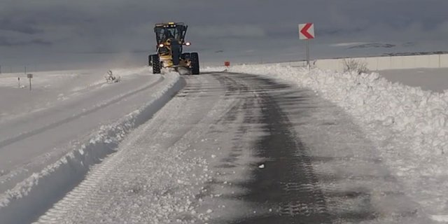 Kar Kaplanları İş Başında: 20 Köy Yolu Tipi ve Buzlanmaya Rağmen Açıldı
