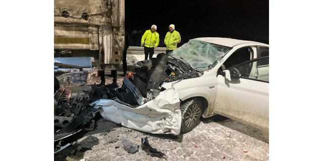 Sarıkamış'ta Buzlu Tuzak: Otomobil Tıra Arkadan Çarptı, Sürücü Yaralı