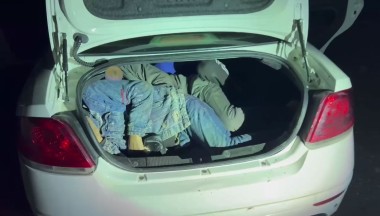 Kars’ta araç bagajlarında 28 düzensiz göçmen yakalandı