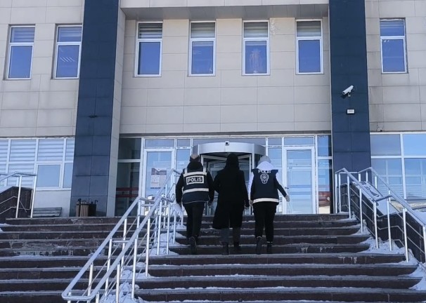 Akademisyen kelepçesiz adliyeye sevk edildi