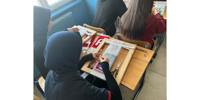 Kars'ta Öğrenciler Dokuma ile Anadolu Mirasını İlmek İlmek Yaşatıyor