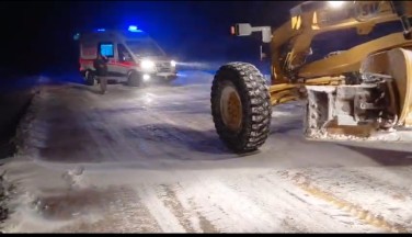 Kars’ta yolu kapanan köyde doğum sancısı çeken kadın hastaneye ulaştırıldı