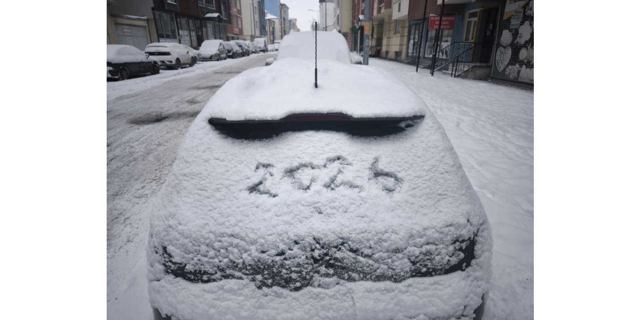 Kars'ta Kar Kalınlığı 30 santimetre: Ekipler Buzlanmaya Karşı Teyakkuzda, Yollar Açılıyor