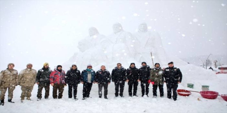 Sarıkamış Şehitleri Kardan Heykellerle Anıldı: Vali'den Anlamlı Ziyaret