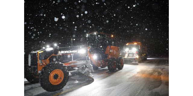 Kars'ta Kar Esareti: Yollar Kapandı, Tırlar Beklemede, Buzlanma Tehlikesi