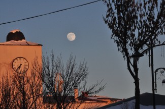 Karda Dolunay Büyüsü: Soğuk Şehirde Unutulmaz Görüntüler