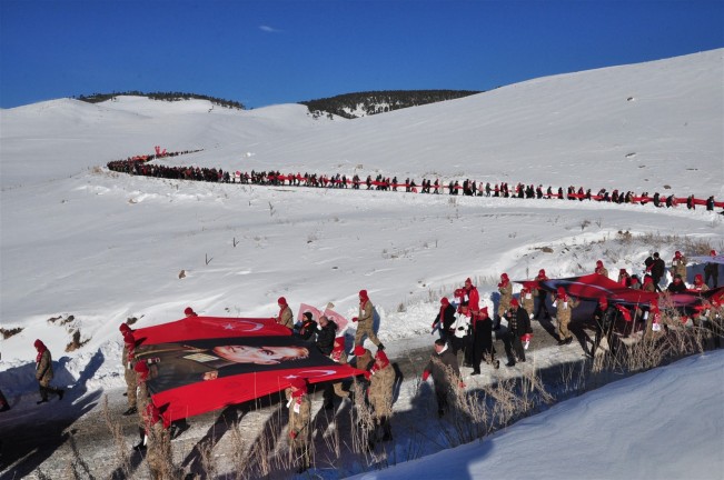 Sarıkamış Şehitleri 22 Derecede Anıldı: Soğukta Vatan Yürüyüşü