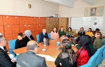 Kars Valisi'nden Öğrenciye Destek: Halk Oyunları Coşkusu ve Eğitim Sohbeti