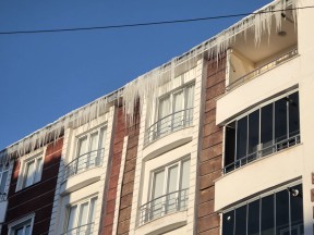 Kars’ta Çatıdan Düşen Buz Parçası İlkokul Öğrencisini Ağır Yaraladı