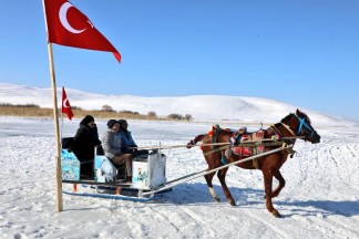 Kars'ta Vali'den Çıldır Gölü Sürprizi: Turistlere Teşekkür Ziyareti