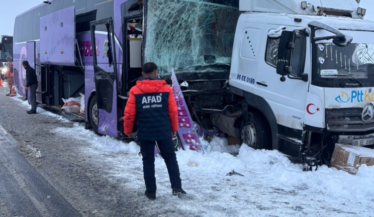 Sarıkamış'ta Karda Otobüs ve Kamyon Çarpıştı: 9 Yaralı!