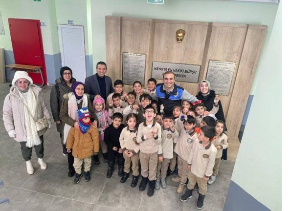 Polisle Güvenli Gelecek: Öğrencilere Kitap ve Bilinç Hediyesi