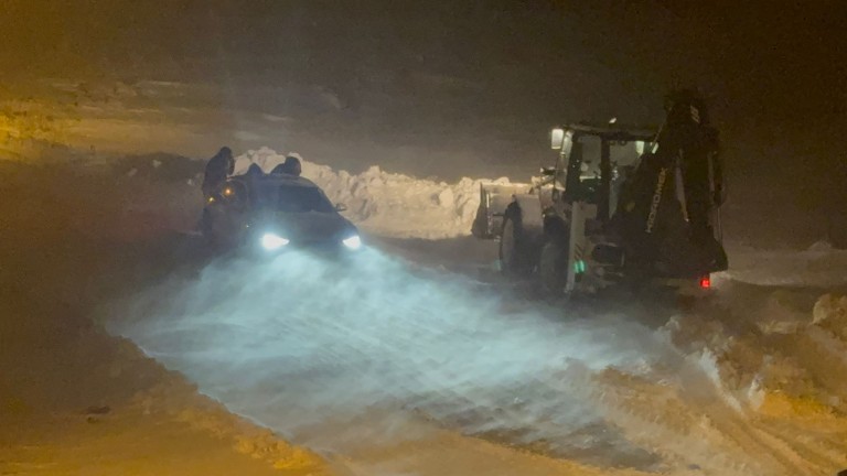 Kars'ta Kar Esareti: Tır Kaydı, Yollar Kapandı, Araçlar Kurtarıldı