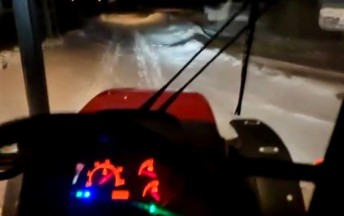 Kars'ta Kar Esareti: Köy Yolları Kapandı, Muhtar Traktörle Seferber!