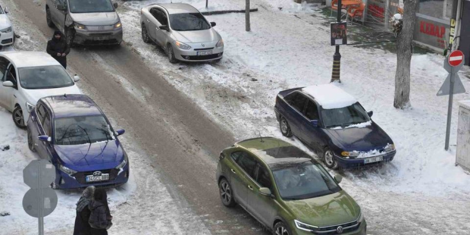 Kars'ta Araç Sayısı Rekor Kırdı: Trafik ve Park Sorunu Alarm Veriyor