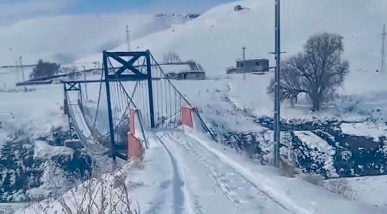 Kars'ta Kar Esareti Bitti: Muhtarın Traktörüyle Köprü Kurtuluşu