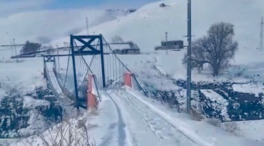 Kars'ta Kar Esareti Bitti: Muhtarın Traktörüyle Köprü Kurtuluşu