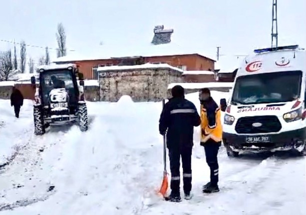 Hacıveli’de ambulansa traktör destekli yol açma