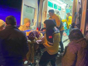 Karda Umut: Mehmetçik ve ekiplerden 70'lik Birsen Teyze'ye paletli kurtarma