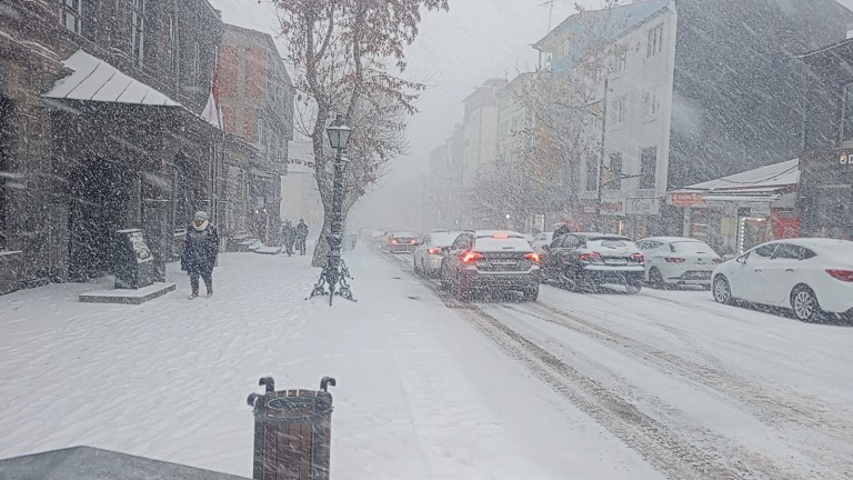 Kars buz kesti: Karla mücadele aksadı, faturalar katlandı!