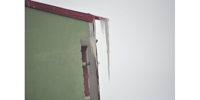 Kars'ta Buz Kılıçları Alarmı: Dondurucu Soğuk Hayatı Felç Etti