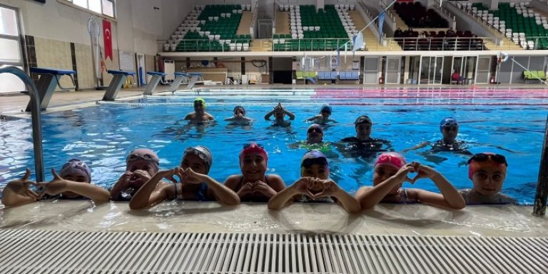 Kars'ta Yüzme Coşkusu: Minik Sporcular Teknik Öğreniyor, Gelişiyor