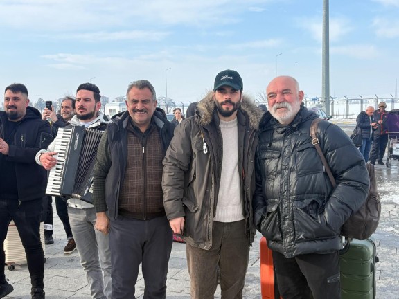 VELİAHT DİZİSİ OYUNCULARI KARS’TA COŞKUYLA KARŞILANDI