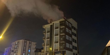 Kars’ta Çok Katlı Binanın Çatısında Yangın Paniği