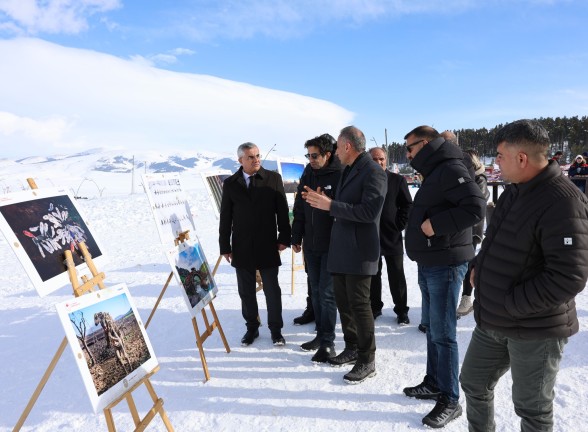 Kar üstünde fotoğraf sergisi